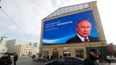 Der russische Präsident Wladimir Putin auf einem Wahlplakat in Russland 