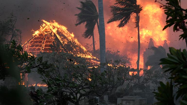 Der Saal der historischen Waiola-Kirche in Lahaina und die nahe gelegene Lahaina Hongwanji Mission stehen am Dienstag, den 8. August 2023, in Lahaina, Hawaii, entlang der Wainee Street in Flammen.