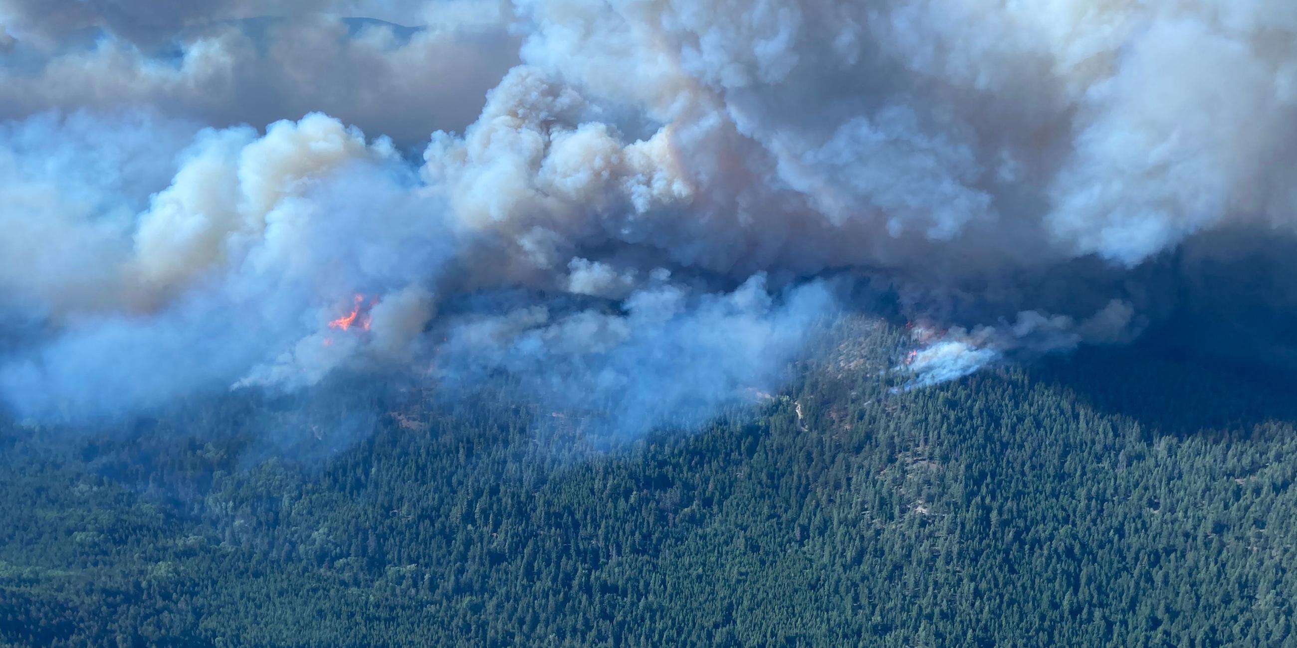 Rauch vom McDougall Creek-Waldbrand, etwa 10 km nordwestlich von West Kelowna am 17.08.2023.