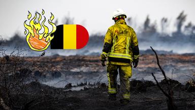 Feuerwehrmann läuft über eine rauchende Landschaft, belgische Flagge und Flammen 