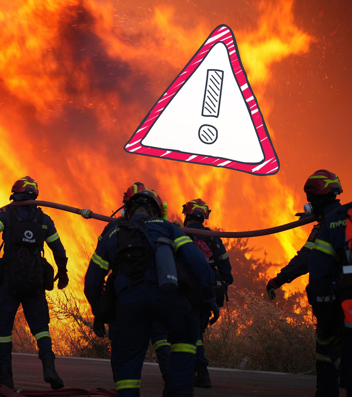 Feuerwehrmänner mit Schlauch vor Brand