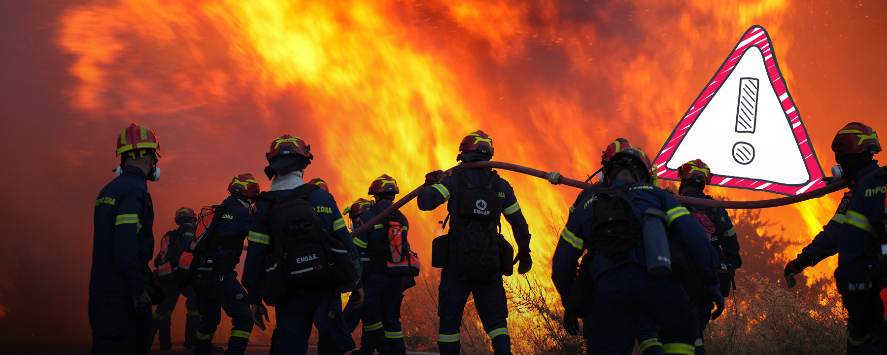Feuerwehrmänner mit Schlauch vor Brand