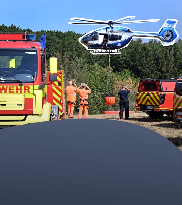 Feuerwehrfahrzeuge und ein Polizeihubschrauber