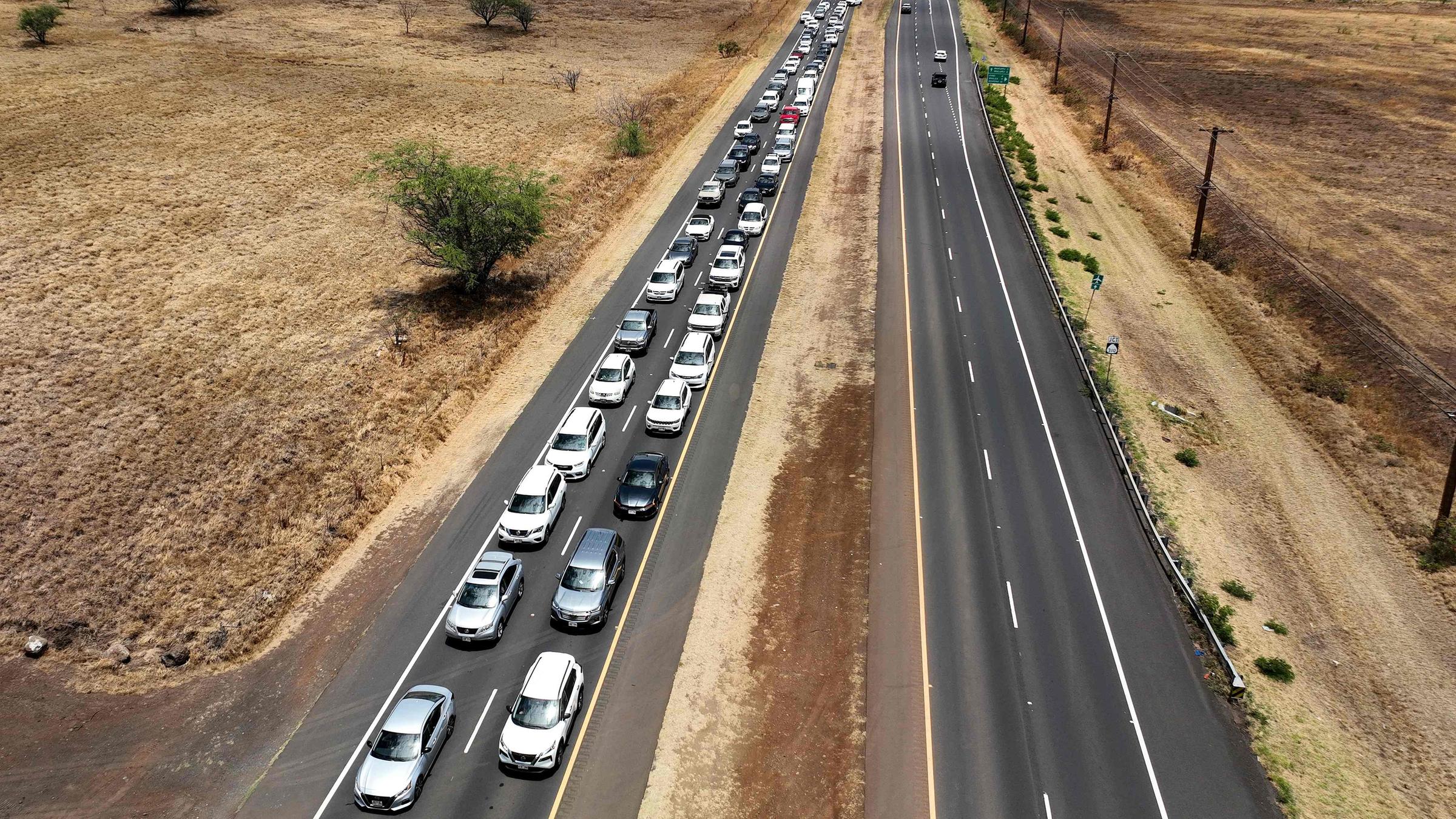 Vogelperspektive: Autoschlange in eine Richtung, andere Spur komplett leer