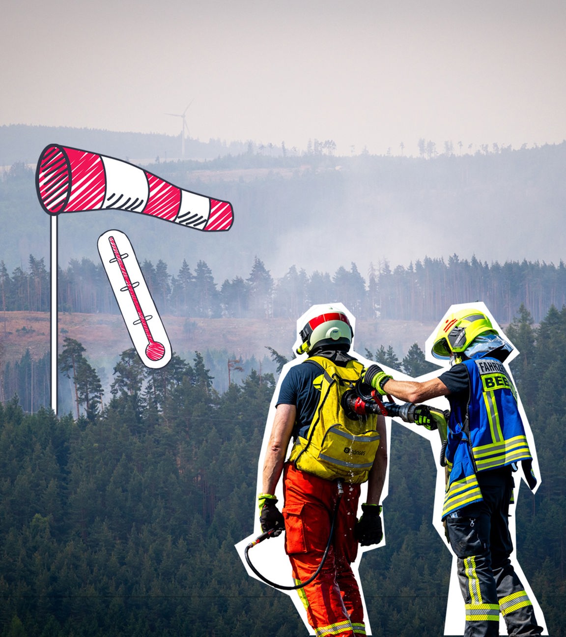 Zwei Feuerwehrleute im Vordergrund, im Hintergrund Rauch über einen Waldgebiet