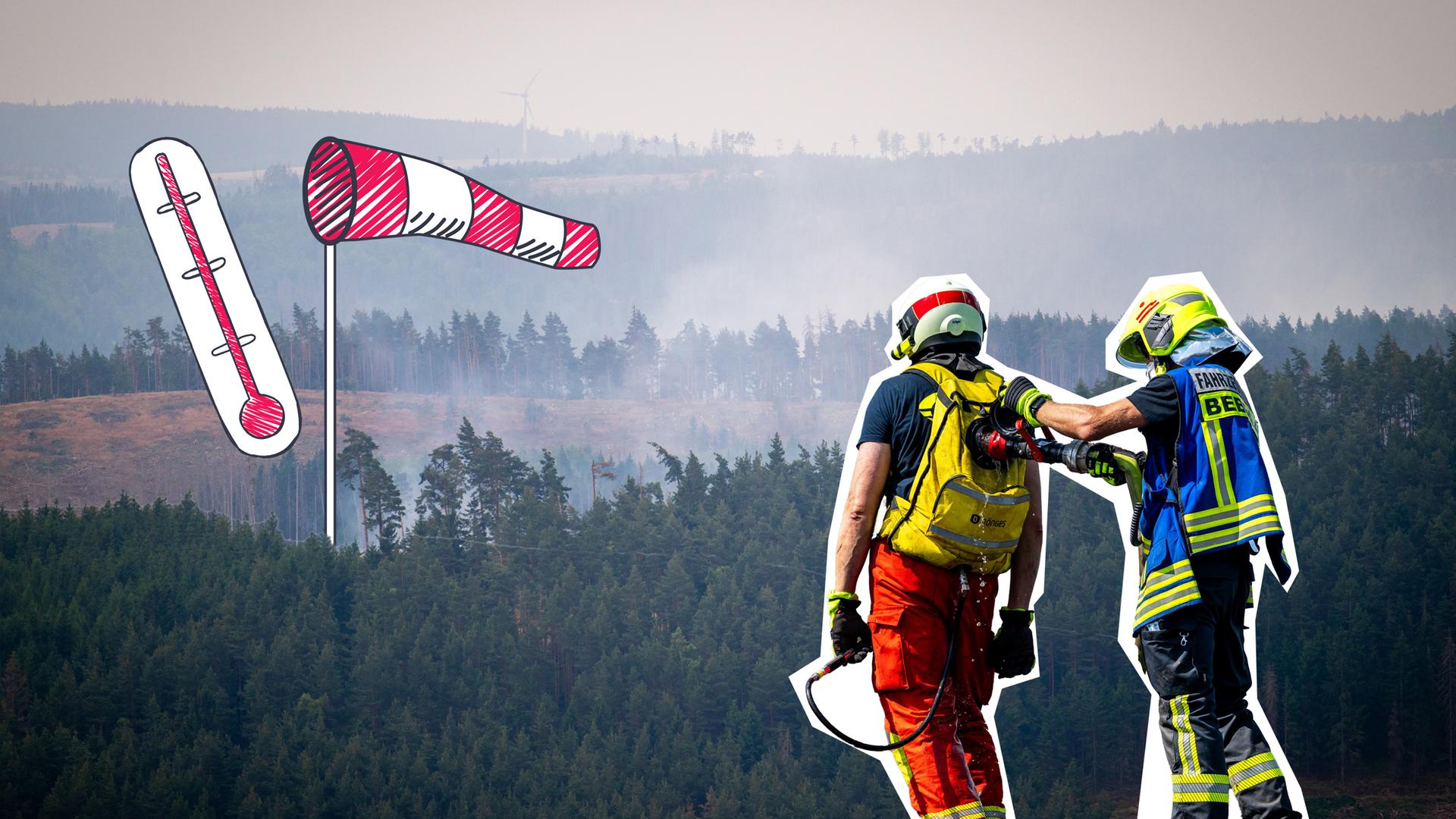 Zwei Feuerwehrleute im Vordergrund, im Hintergrund Rauch über einen Waldgebiet