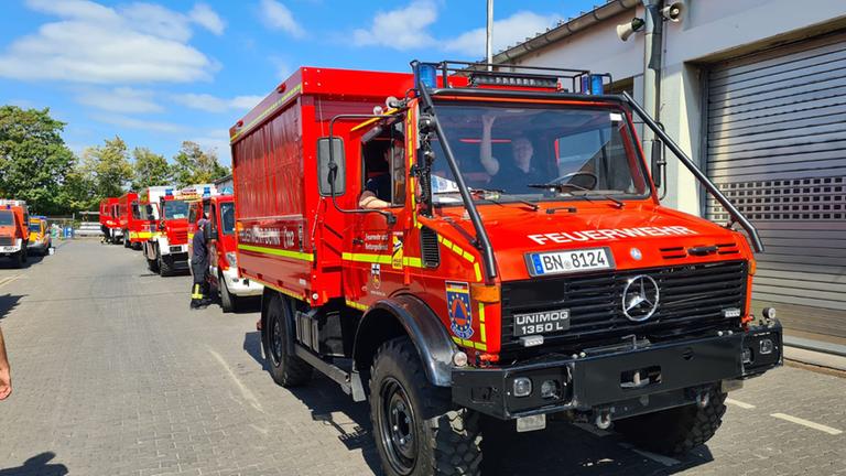 Die Einsatzfahrzeuge der Feuerwehr Bonn rücken nach Spanien aus.