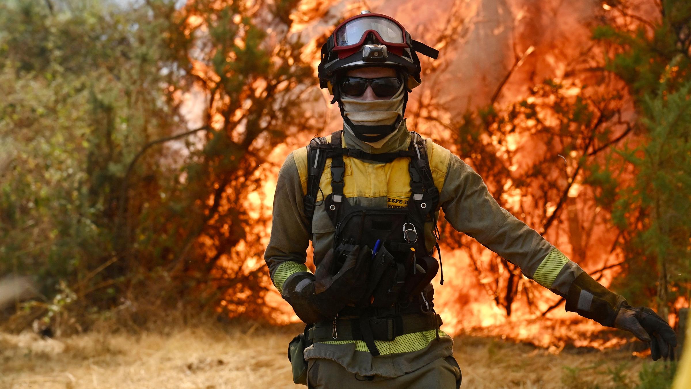Ein Feuerwehrmann läuft durch die Flammen.