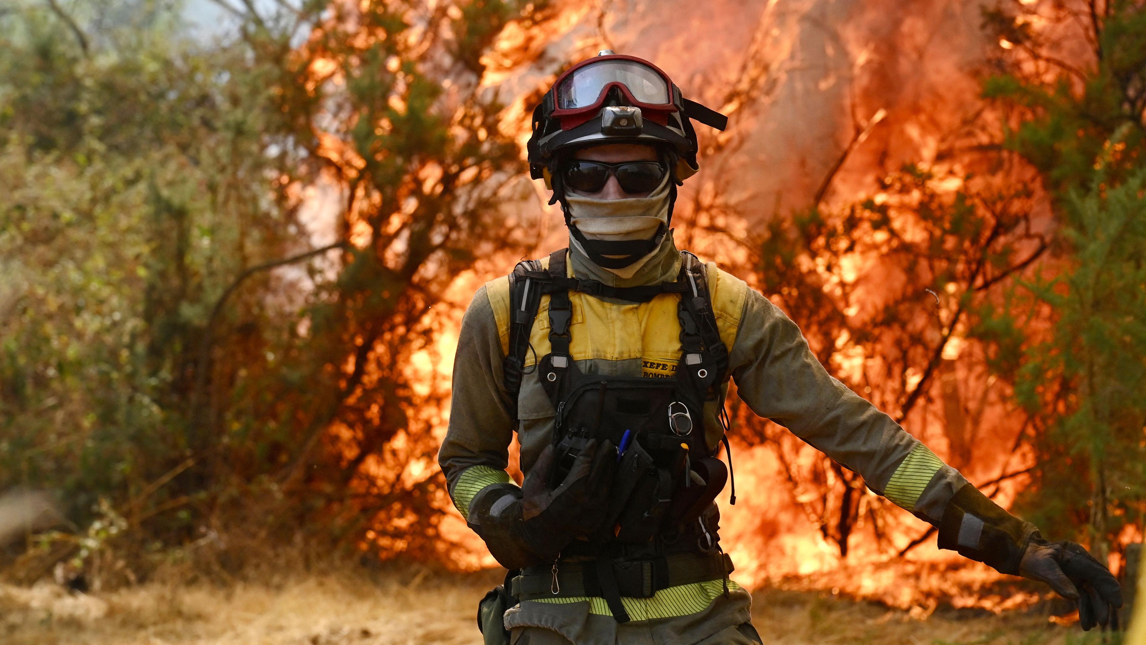 Ein Feuerwehrmann läuft durch die Flammen.