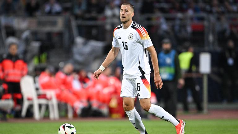 Waldemar Anton im Trikot der Nationalmannschaft auf dem Platz. 