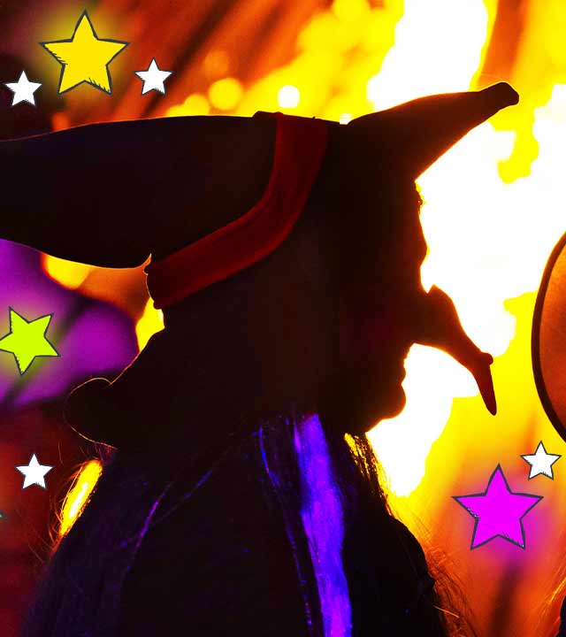 Zwei Hexen stehen nachts vor einem Feuer, man sieht nur ihre Silhouette, neben ihnen sind bunte Sterne