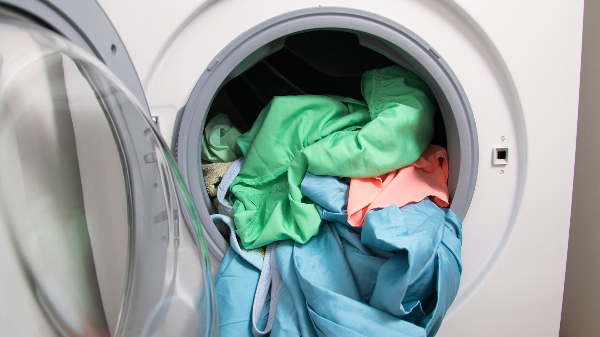 Eine Waschmaschine mit bunter Wäsche 