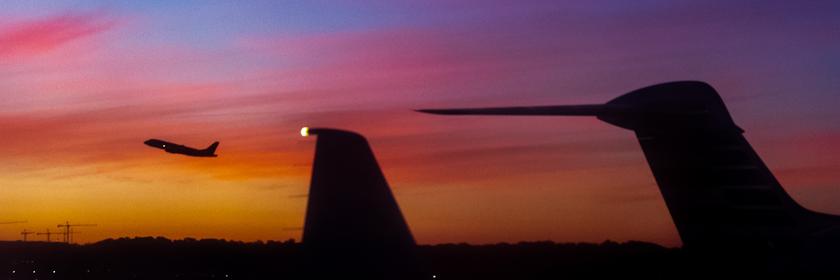 Flugzeug und bunter Himmel.