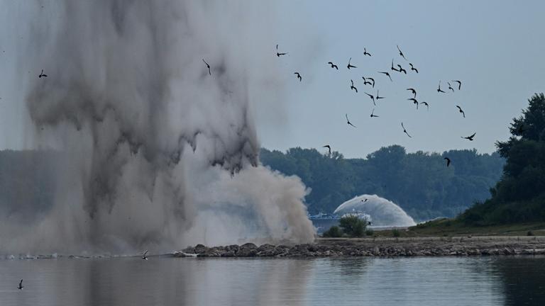 Wasser explodiert auf der Donau. 