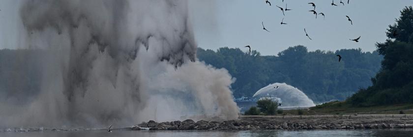 Wasser explodiert auf der Donau. 