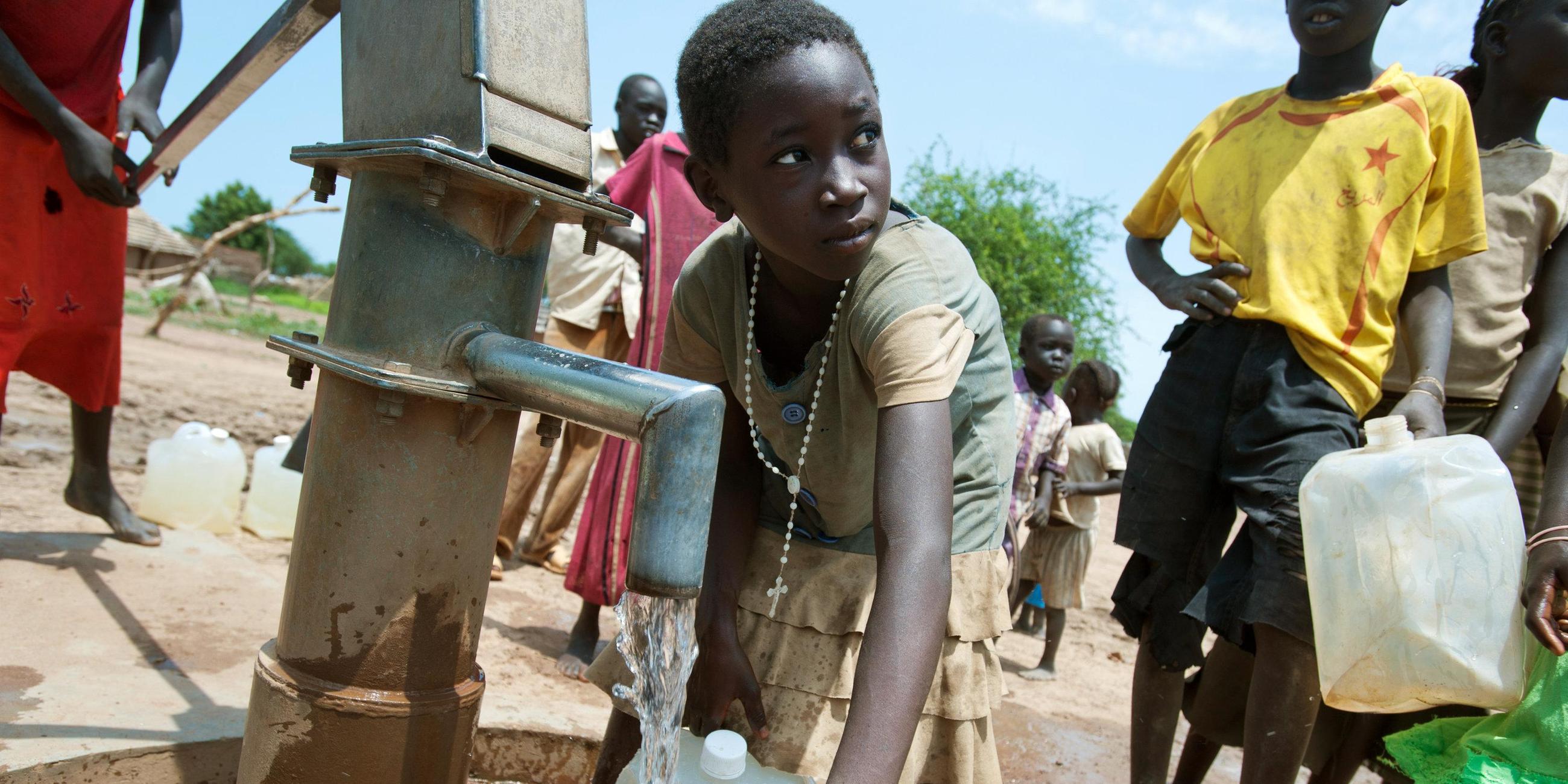 Ein Mädchen holt Trinkwasser im Südsudan.