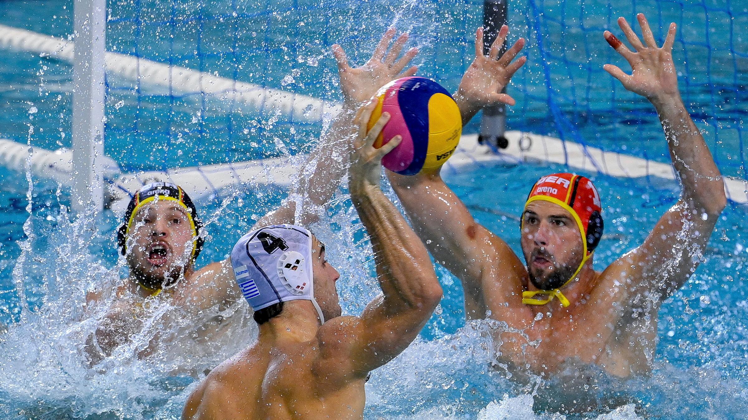 Wasserballspieler vor Tor