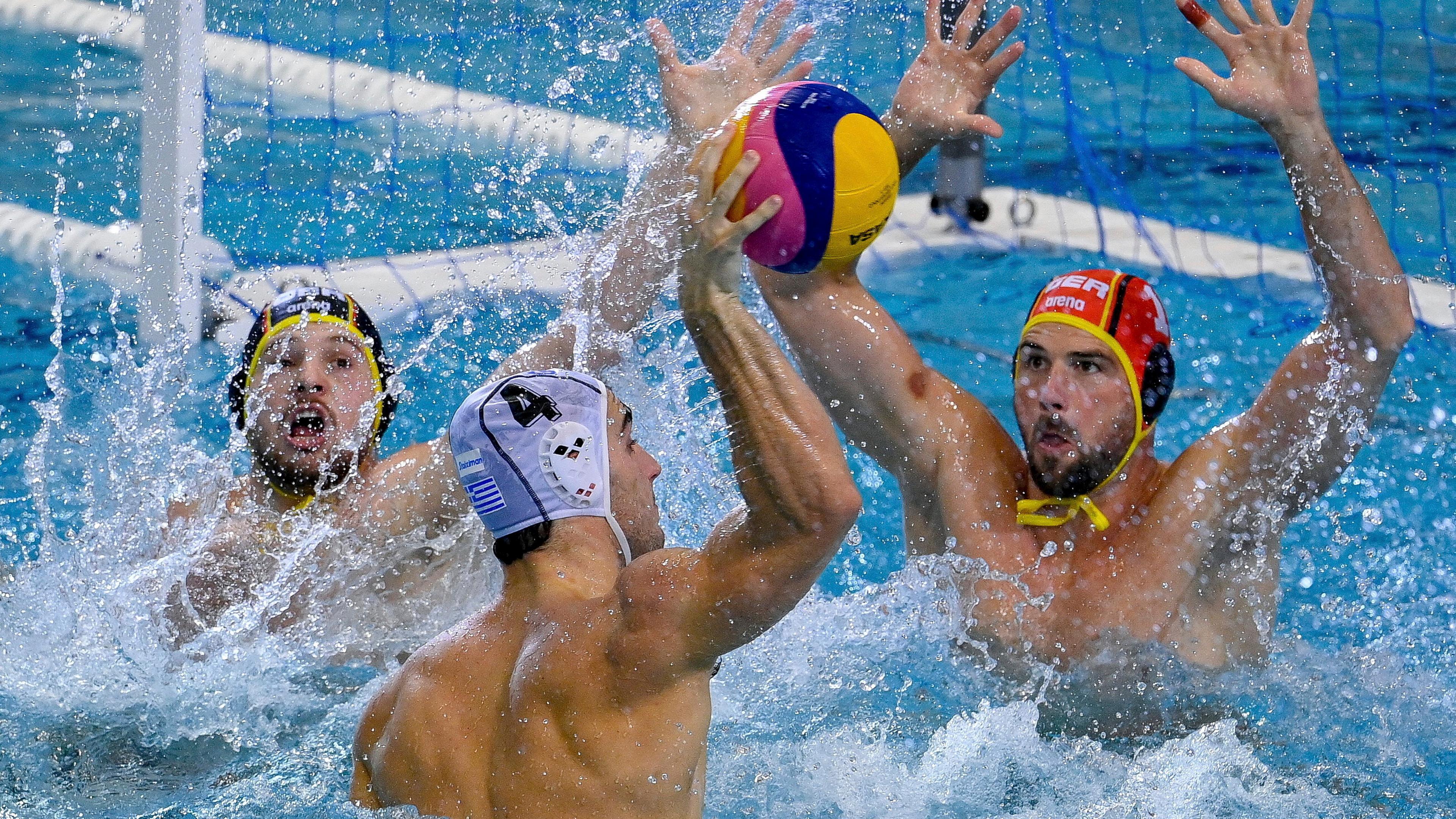Wasserballspieler vor Tor