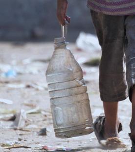 Archiv: Ein Kind holt am 19.03.2017 in Lahore, Pakistan, mit provisorischen Transportbehältern Wasser vom Fluß Ravi