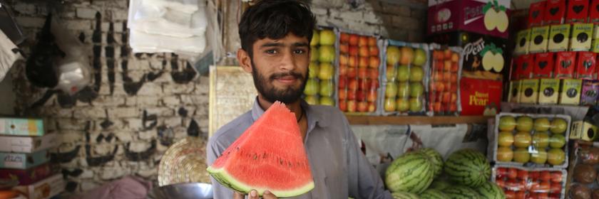 Händler zeigt Wassermelone