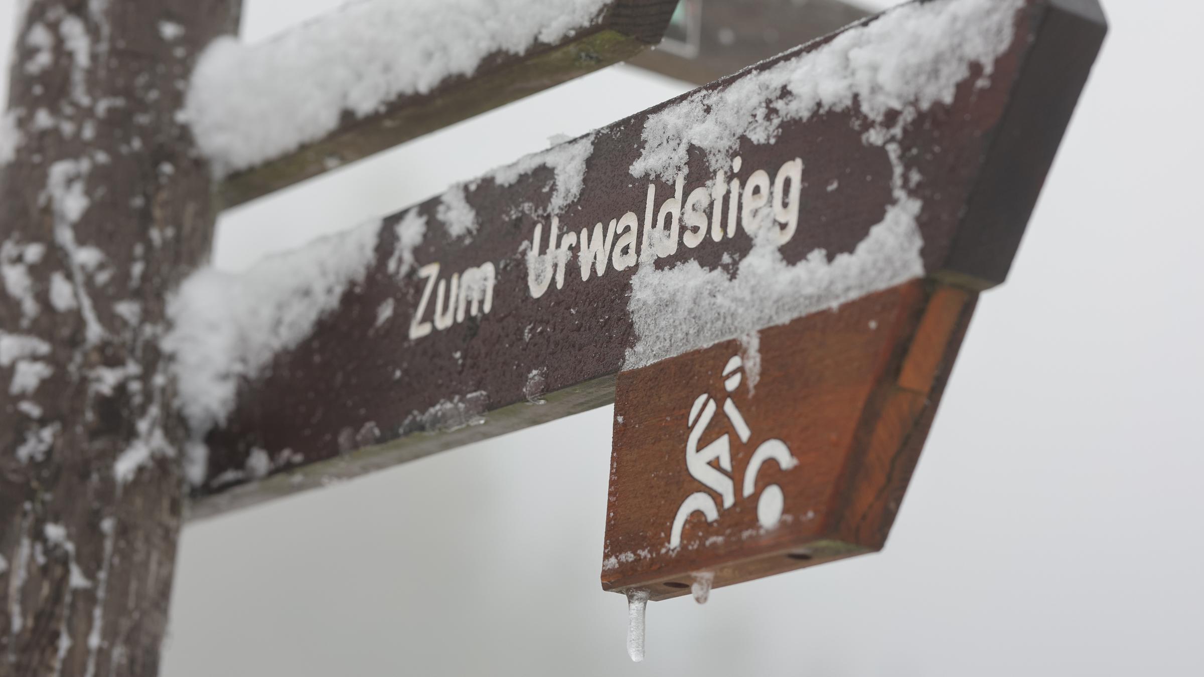 Schnee bedeckt einen Wegweiser auf dem Brocken.