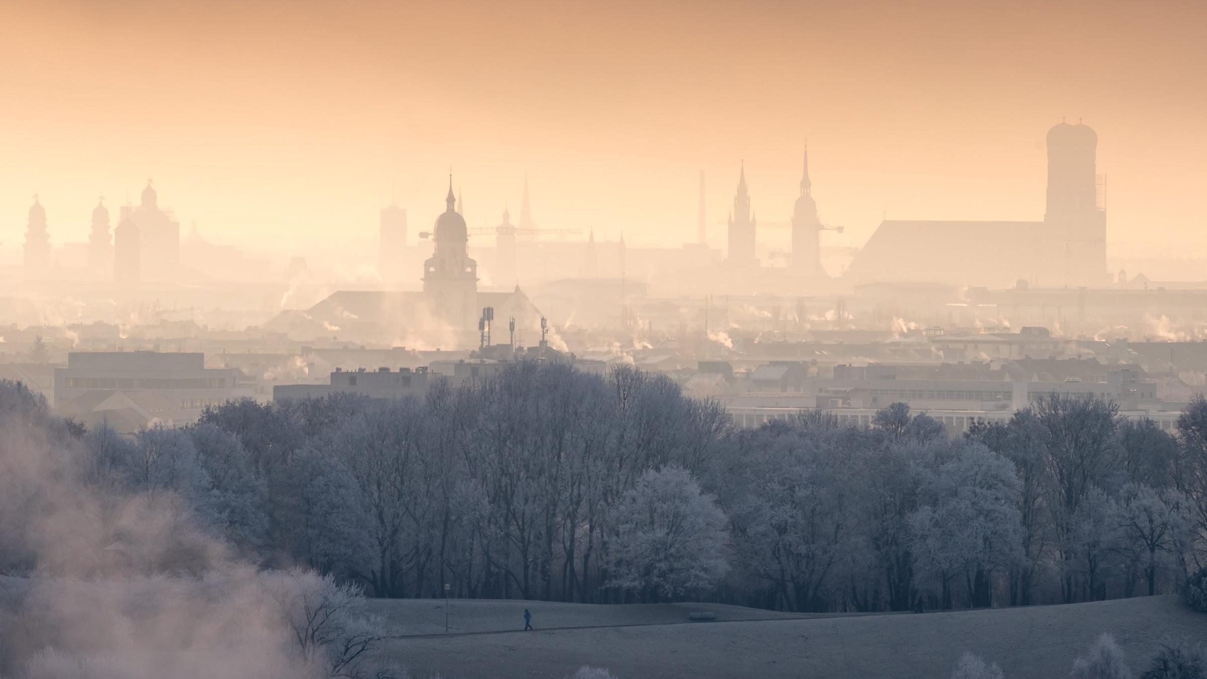 Sonne geht über der verschneiten Stadt auf