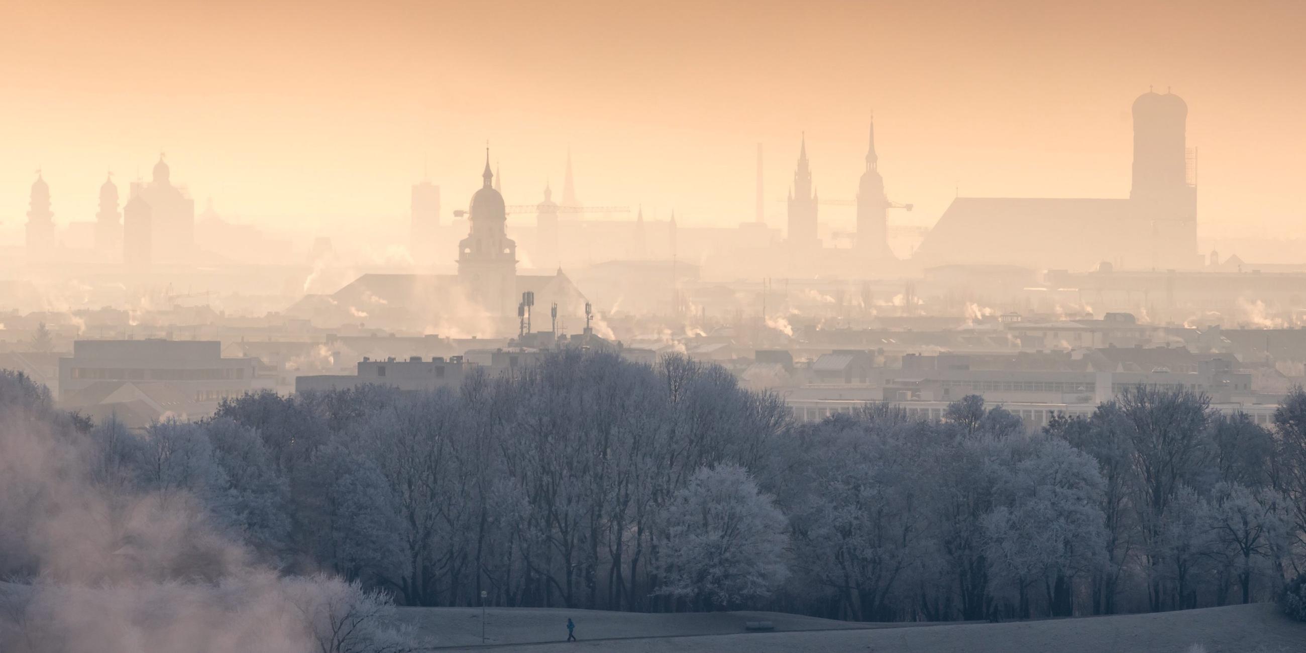 Sonne geht über der verschneiten Stadt auf