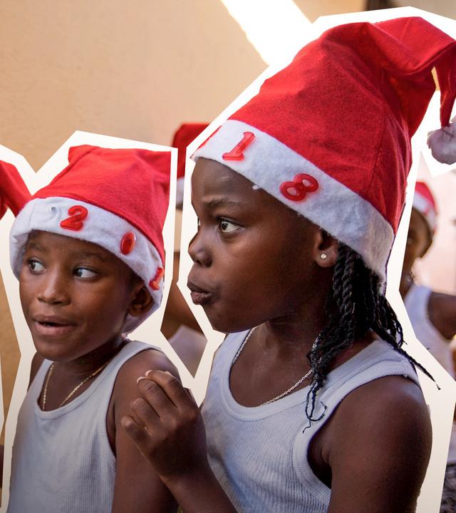 Drei Mädchen stehen am 22.12.2017 in Port-au-Prince (Haiti) während einer Weihnachtsveranstaltung hinter einer Bühne