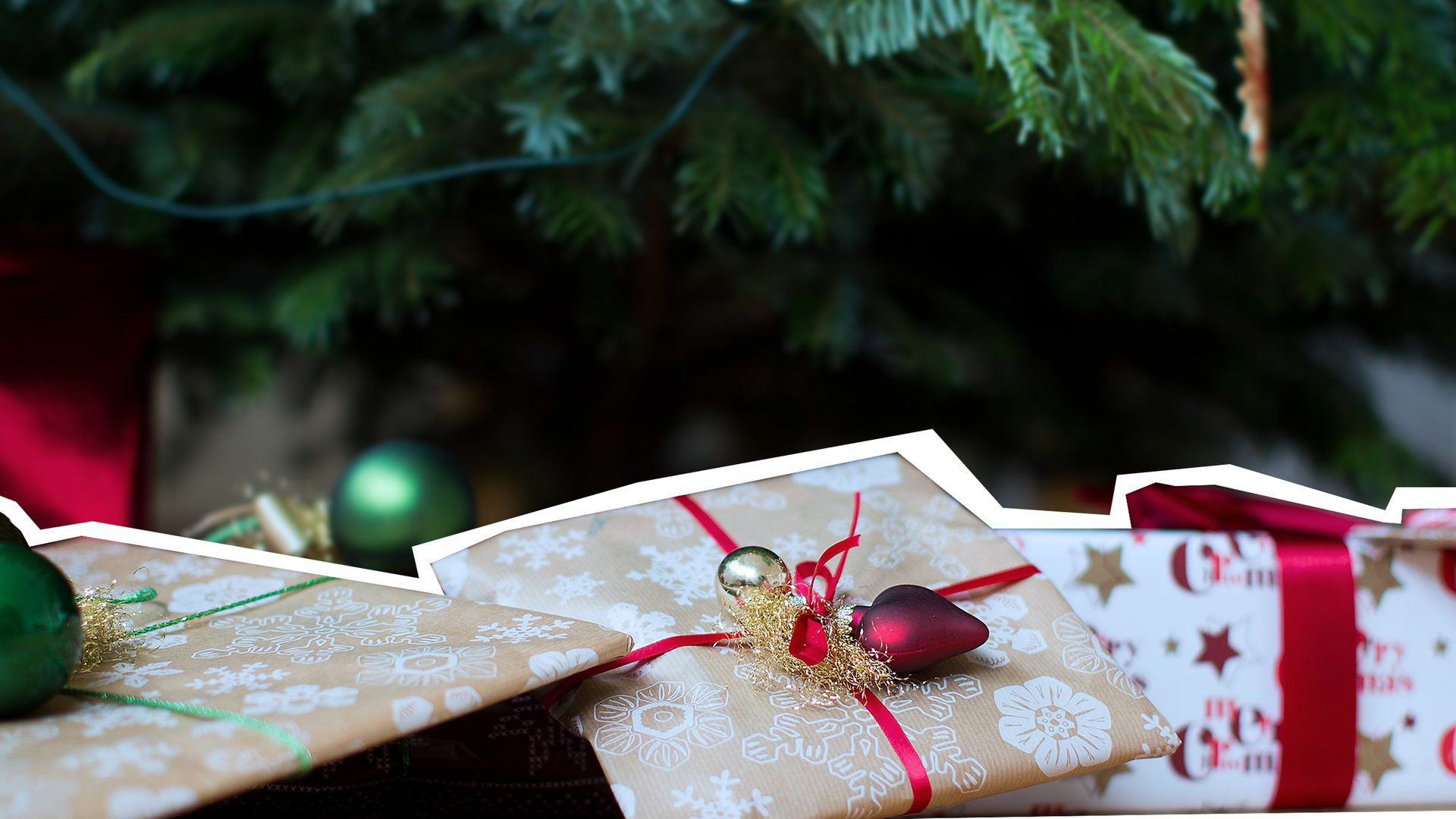 Archiv: Geschenke liegen am 19.12.2013 unter einem Weihnachtsbaum in Köln