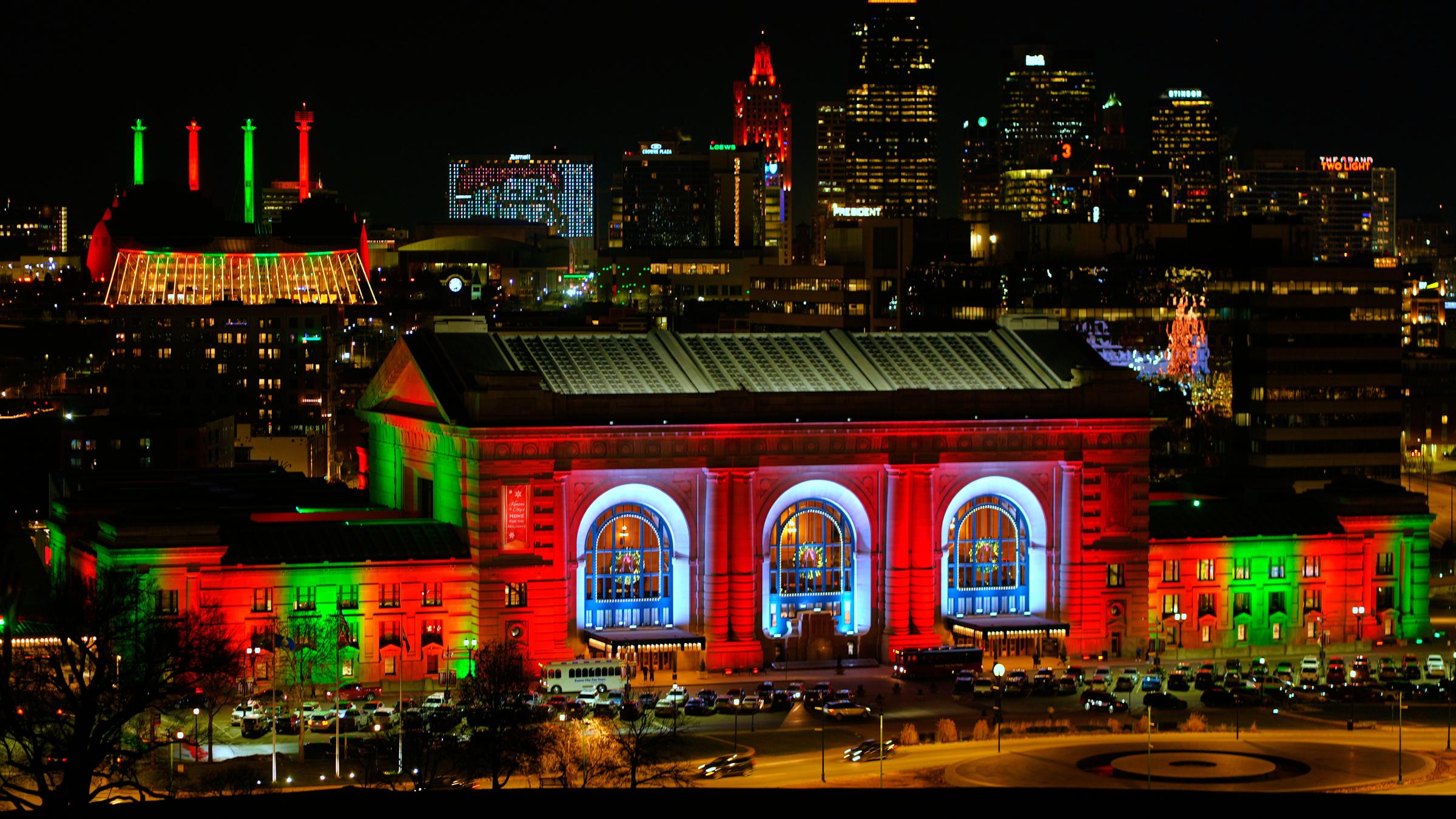 Das Bahnhofsgebäude Union Station in Kansas City wird in weihnachtlichen Farben in rot und grün angestrahlt.