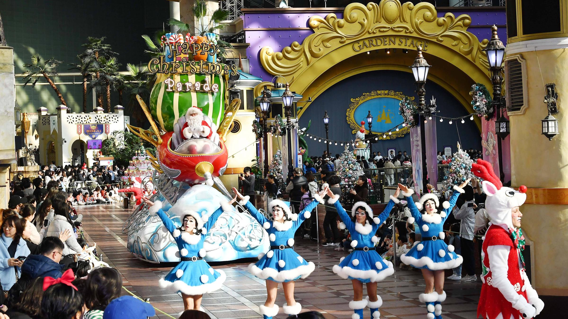 Eine Weihnachts-Parade im südkoreanischen Freizeitpark Lotte World