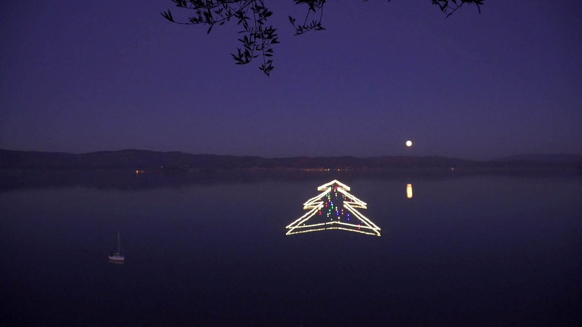 Schwimmender Weihnachtsbaum im See Italien