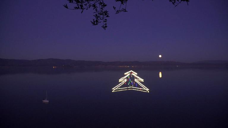 Schwimmender Weihnachtsbaum im See Italien