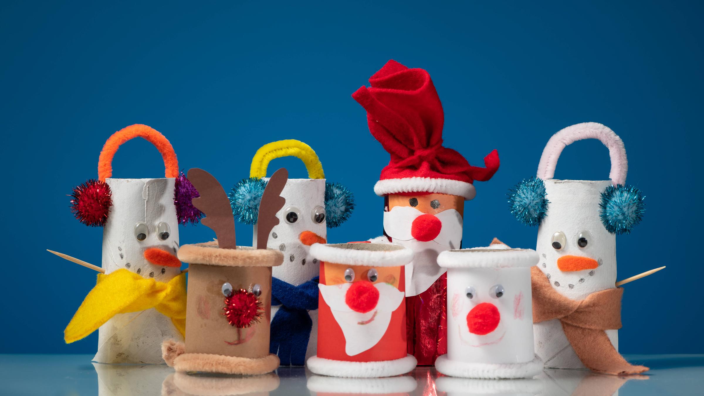 Weihnachtsfiguren wurden aus Klopapierrollen gebastelt. 