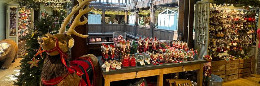 Stand mit Weihnachtsdekorationen.