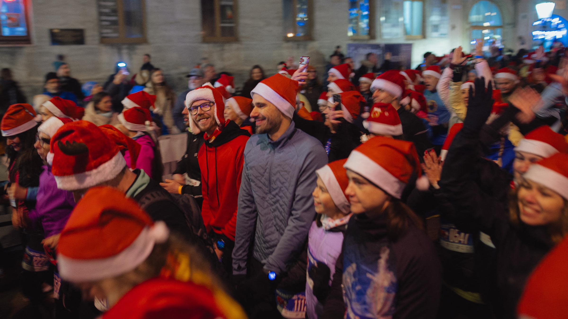 Über 1.500 Teilnehmende sind bei dem Weihnachtsmannlauf in der Slowakei am Start.
