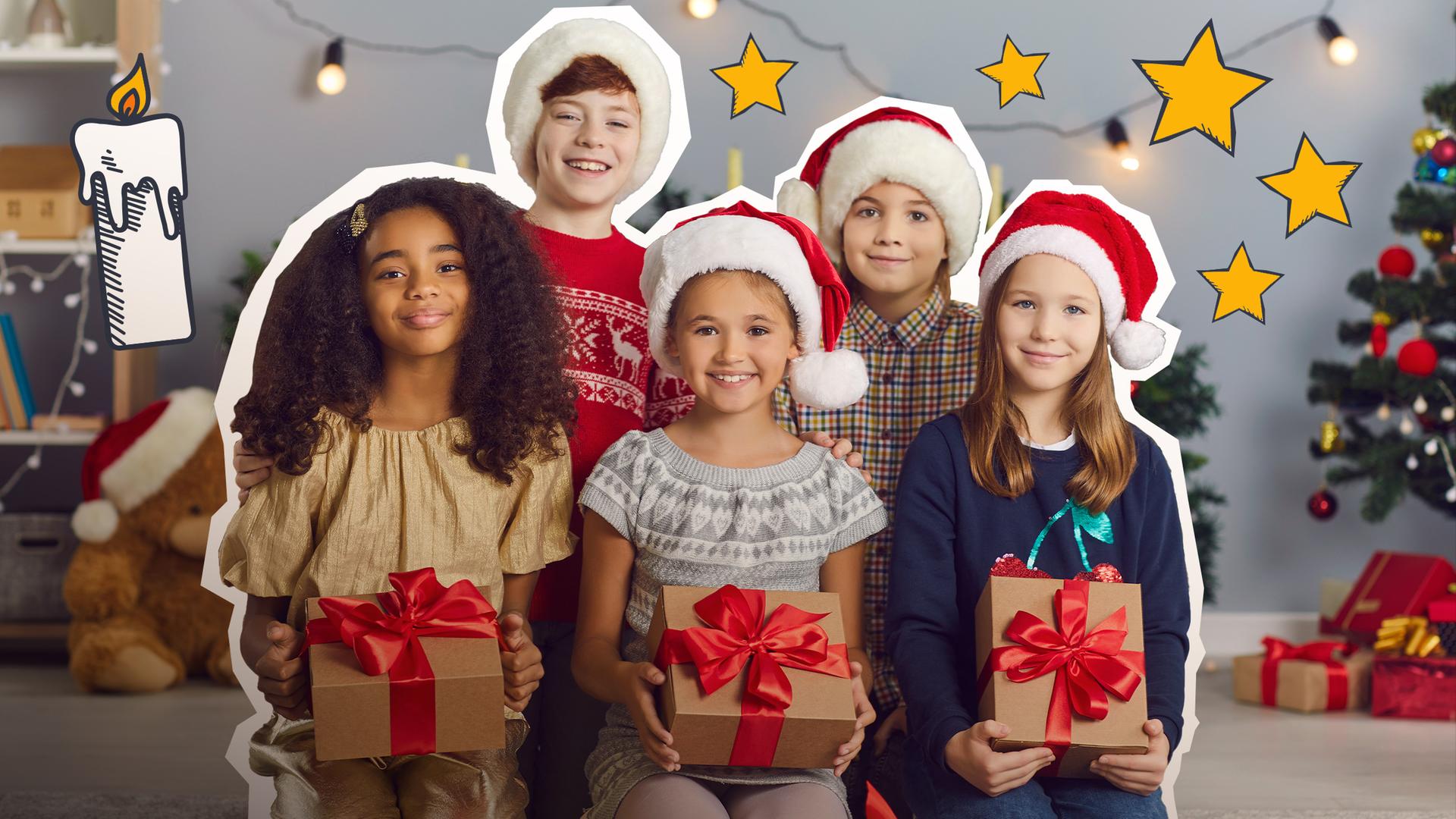 Eine Gruppe an Kindern mit Geschenken in der Hand und einem Weihnachtsbaum im Hintergrund.