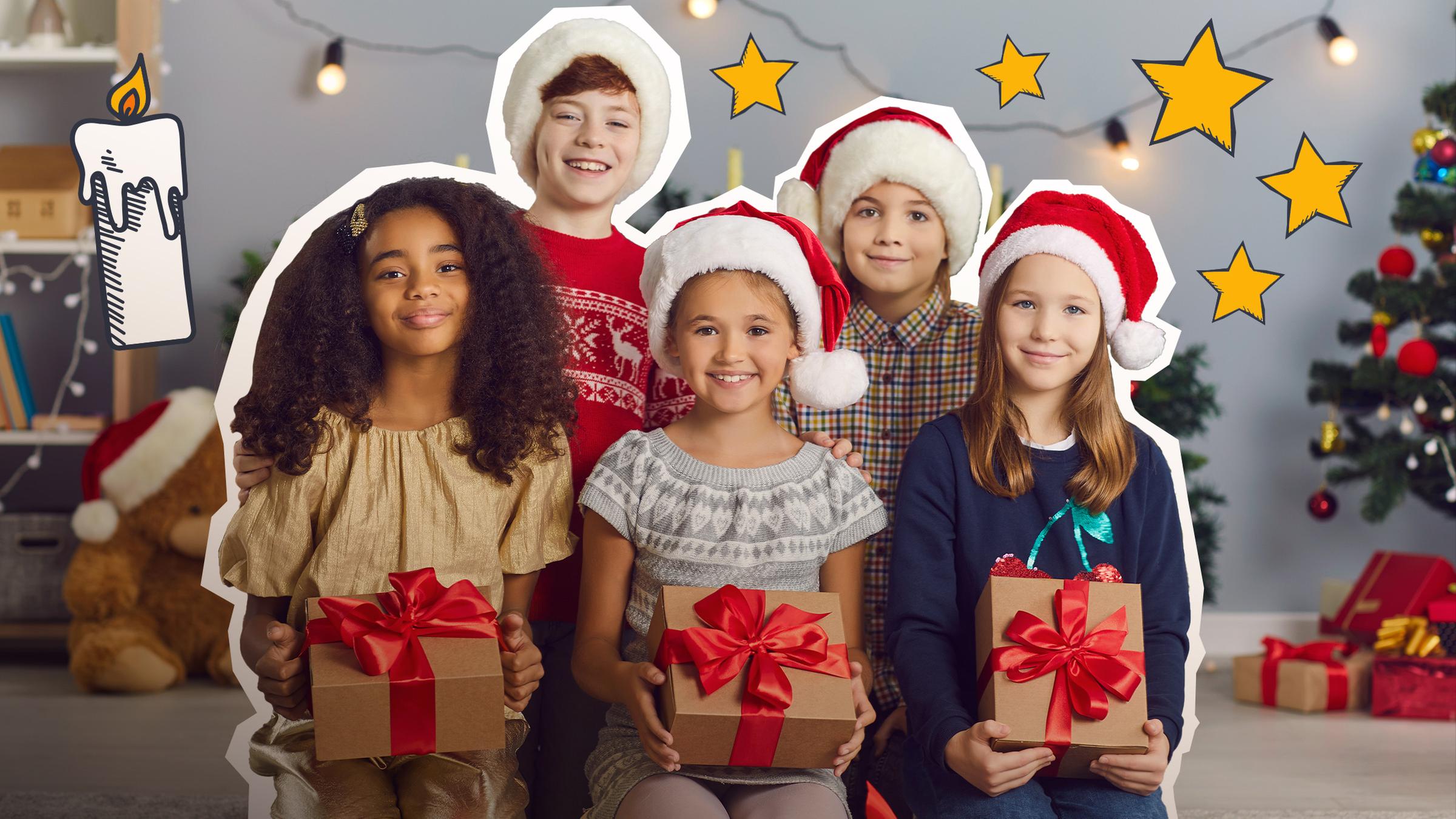 Eine Gruppe an Kindern mit Geschenken in der Hand und einem Weihnachtsbaum im Hintergrund.