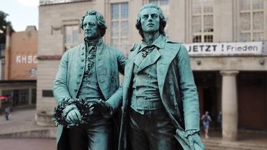 Nahaufnahme des Goethe-Schiller-Denkmals