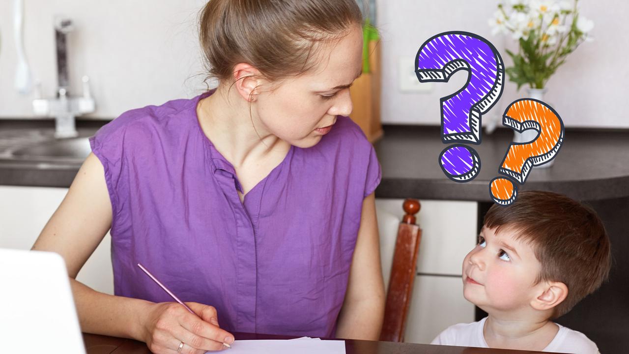 Ein Junge stellt seiner Mutter eine Frage.