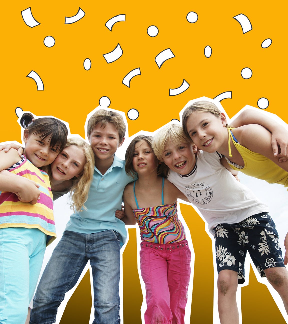 Sechs Kinder liegen sich lachend in den Armen.