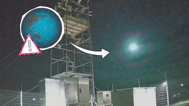 Collage: Grafische Erde mit Weltraumschrott, daneben Warnschild, von dort führt Pfeil zu echtem Foto, wie Weltraumschrott in Erdamtosphäre verglüht
