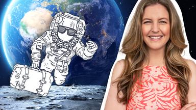Ein Raumfahrer im Raumanzug mit Koffer in der Hand schwebt durchs All, im Hintergrund die Erde, daneben logo!-Moderatorin Jennie. Themenbild "Weltraumtourismus"