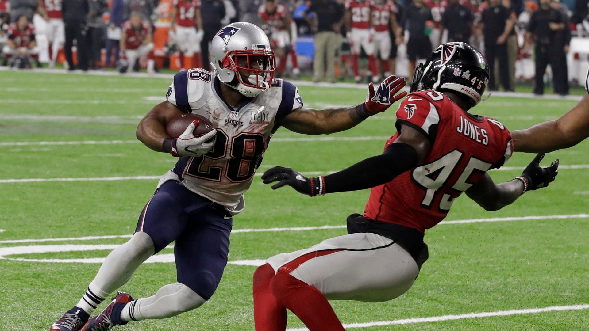 Patriots-Spieler James White auf dem Weg zum entscheidenden Touchdown. Rechts Deion Jones 