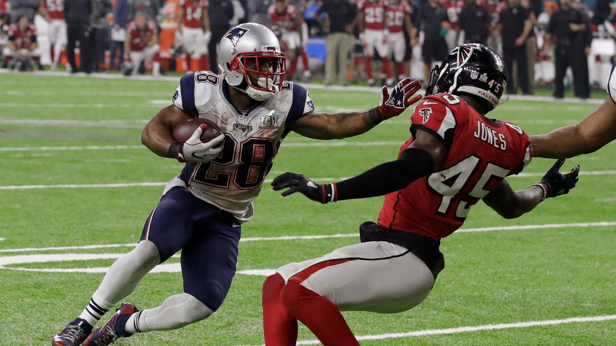 Patriots-Spieler James White auf dem Weg zum entscheidenden Touchdown. Rechts Deion Jones 