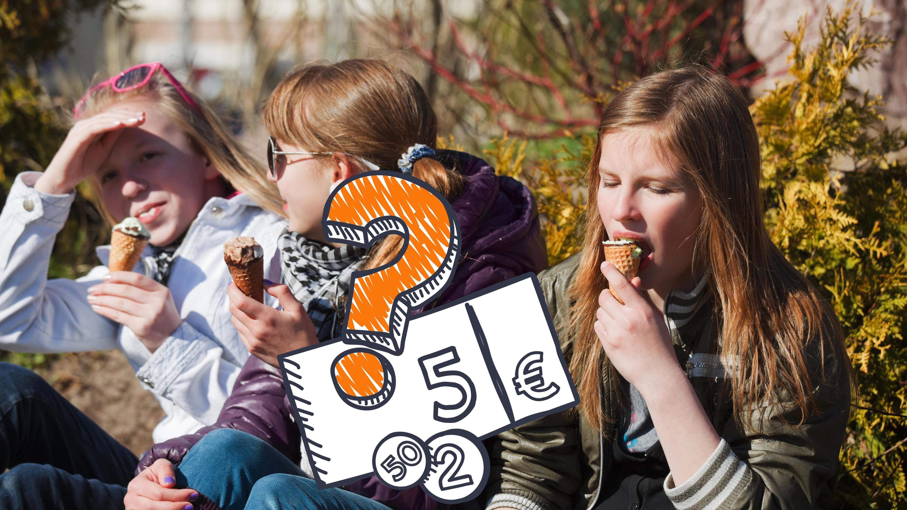 Mädchen sitzen zusammen und essen Eis