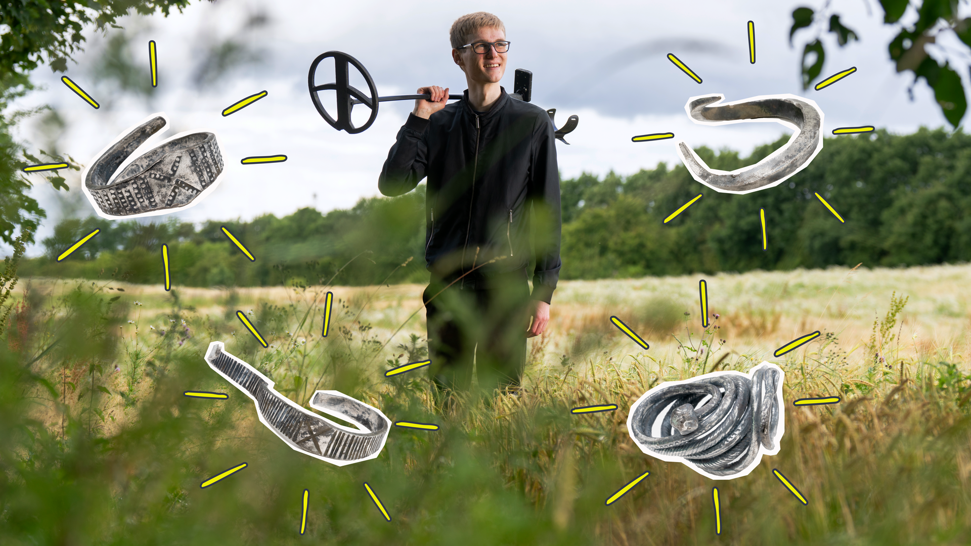 Archäologiestudent Gustav Brunsgaard mit seinem Metalldetektor in der Nähe der Fundstelle des Wikingerschatzes in Aarhus und vier der Wikingerschätze.
