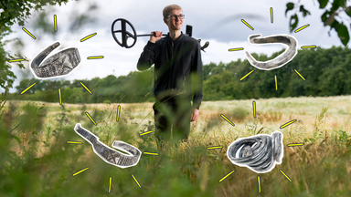 Archäologiestudent Gustav Brunsgaard mit seinem Metalldetektor in der Nähe der Fundstelle des Wikingerschatzes in Aarhus und vier der Wikingerschätze.