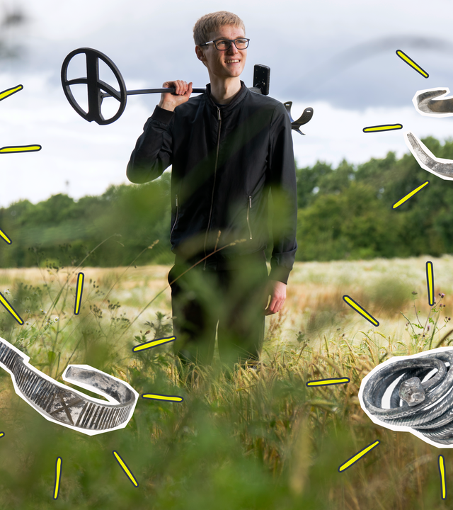 Archäologiestudent Gustav Brunsgaard mit seinem Metalldetektor in der Nähe der Fundstelle des Wikingerschatzes in Aarhus und vier der Wikingerschätze.