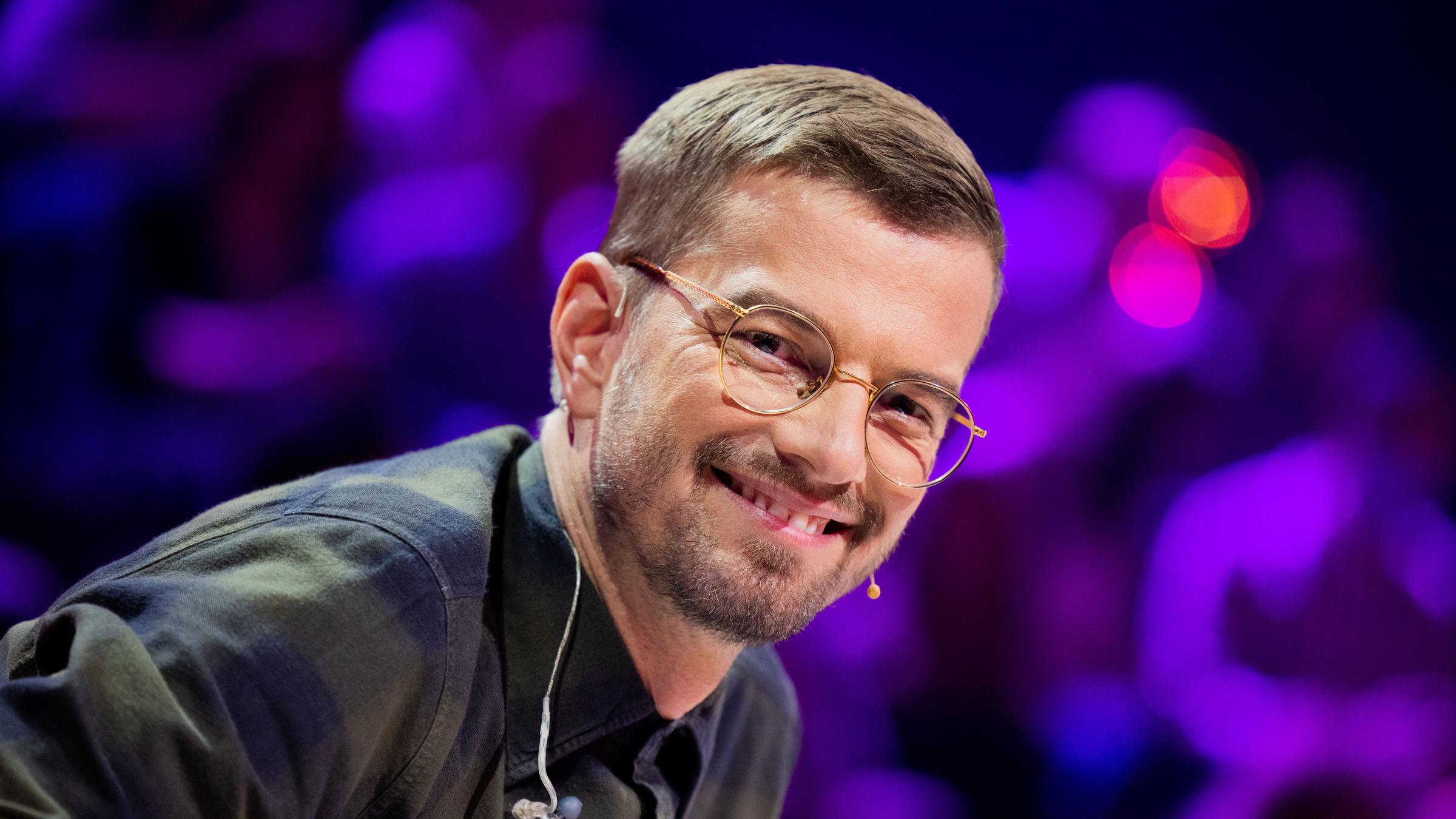 Moderator Joko Winterscheidt grinst in die Kamera.
